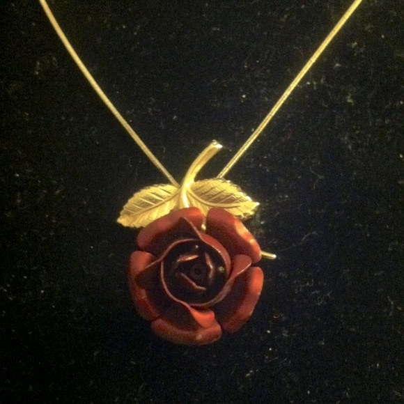 Beautiful Rose that suspends from a chain - Picture 4 of 4